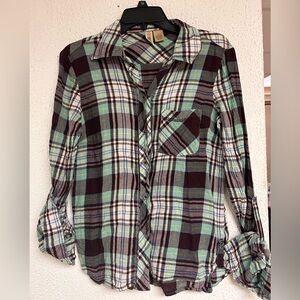 Buckle BKE Women’s green black and white Plaid Button up flannel size Large